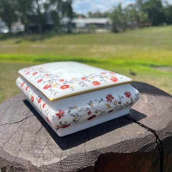 Floral Jewelry Box with Red and Gold Accents - Picture 4 of 9